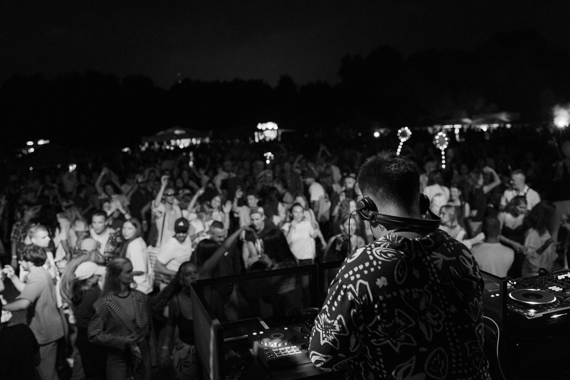 Black&White Party — DJ und Publikum